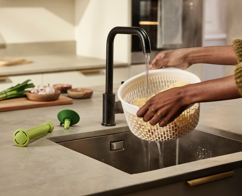 Spindola™ Green In-Sink Salad-Spinning Colander