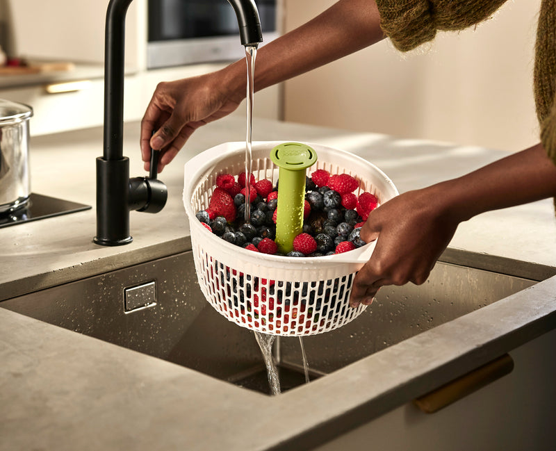 Spindola™ Green In-Sink Salad-Spinning Colander